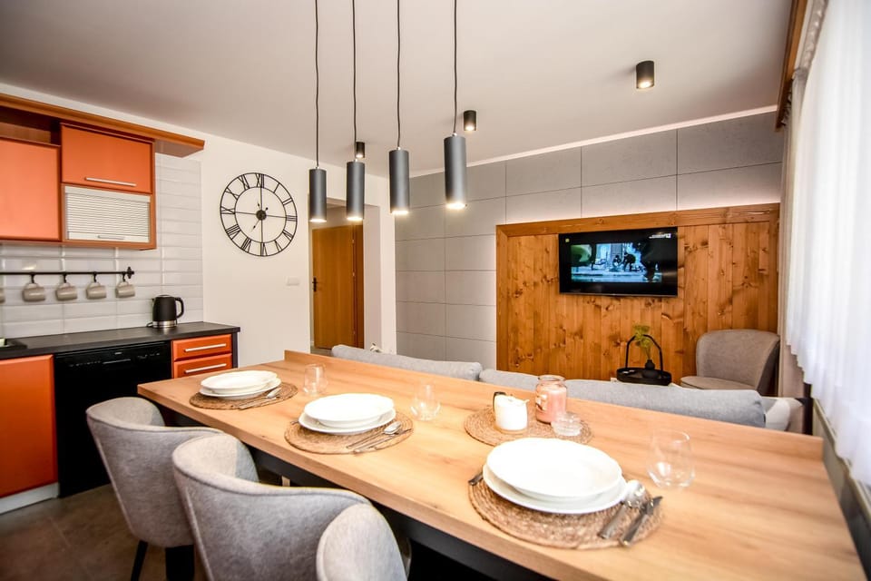 TV and multimedia, Kitchen or kitchenette, Living room, Seating area, Dining area