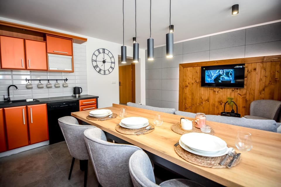 Kitchen or kitchenette, Living room, Seating area, Dining area