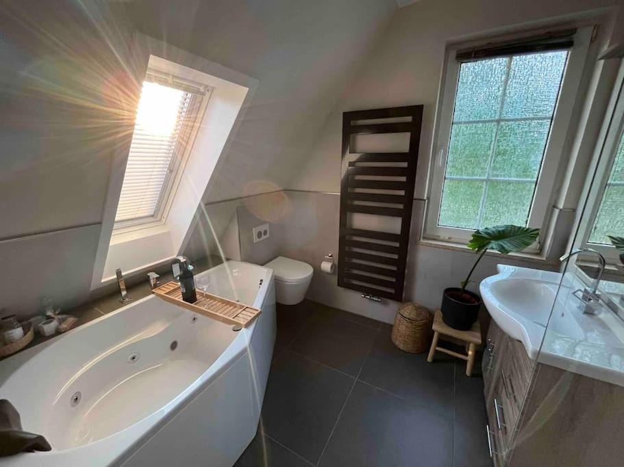 Toilet, Hot Tub, Bathroom, towels