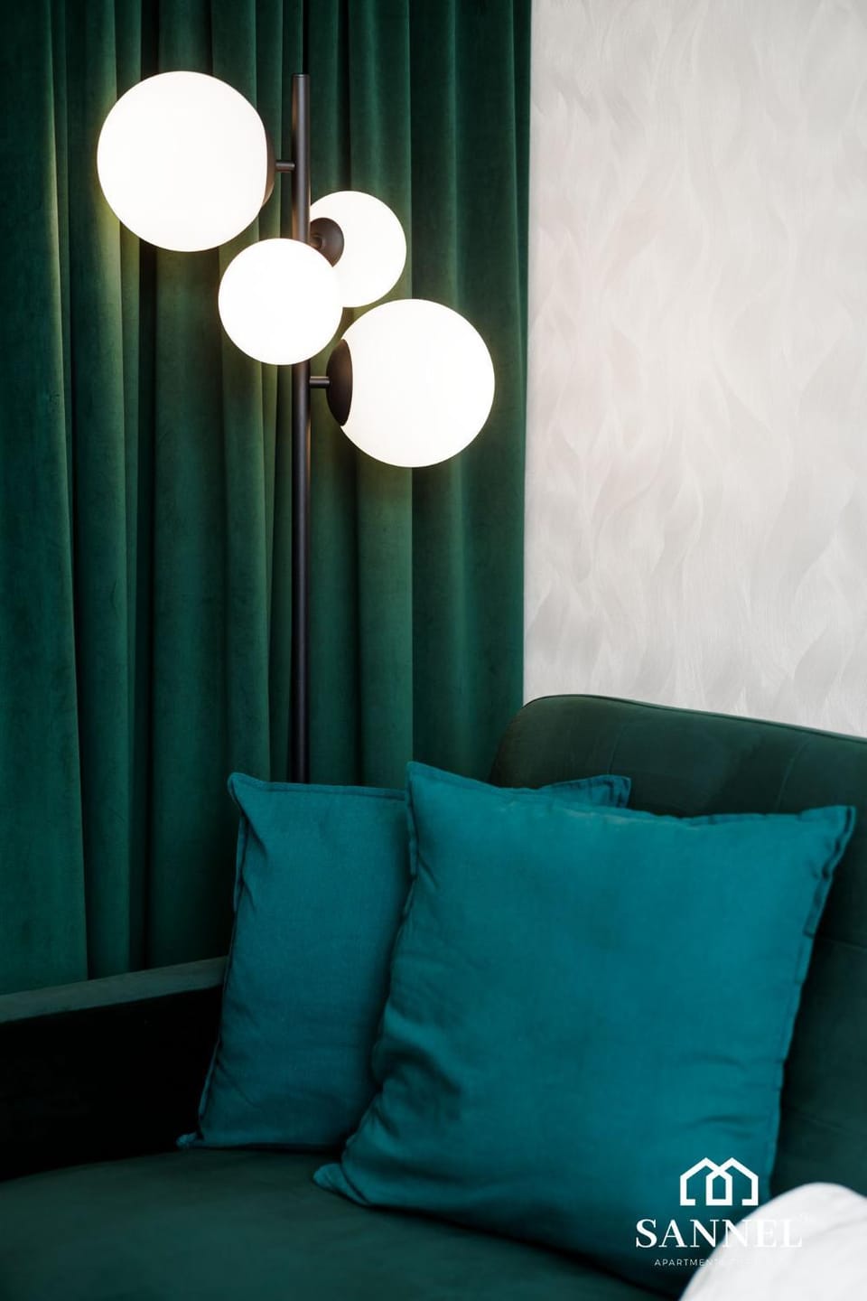 Bed, Living room, Photo of the whole room, Seating area