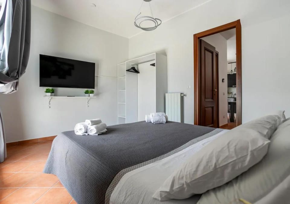 Bed, TV and multimedia, Bedroom