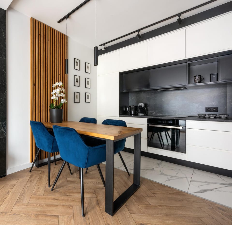 Kitchen or kitchenette, Dining area