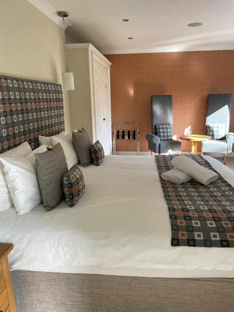 Bed, Photo of the whole room, Seating area, towels