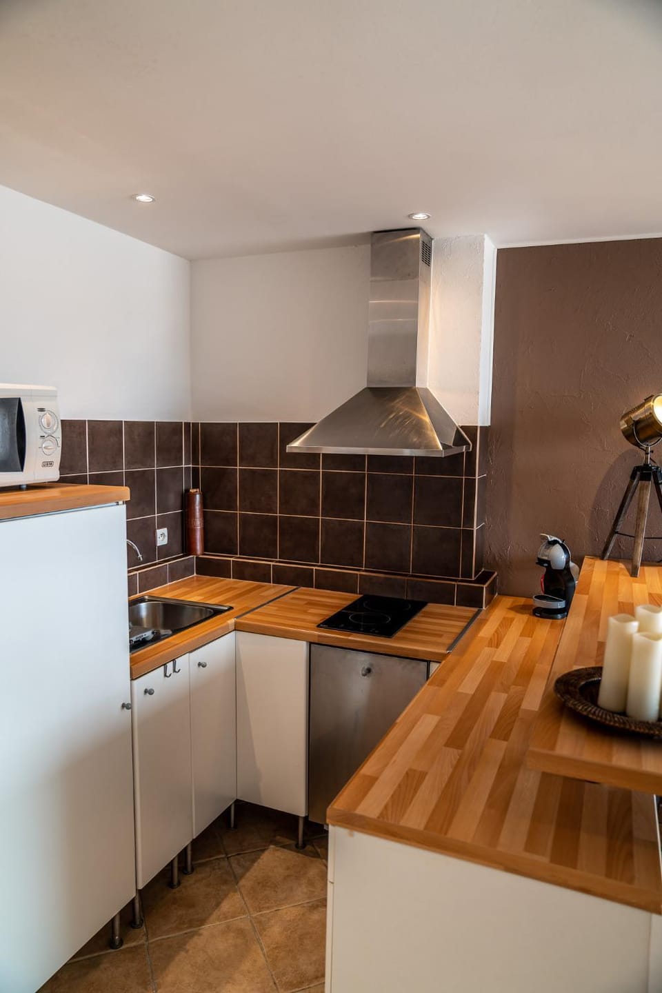 Kitchen or kitchenette, minibar, stove