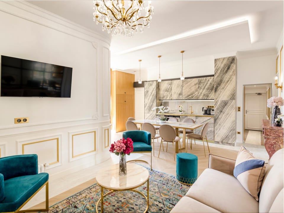 TV and multimedia, Coffee/tea facilities, Kitchen or kitchenette, Living room, Dining area