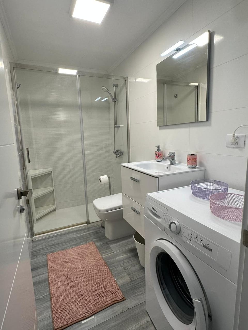 Shower, Toilet, Bathroom, towels, washing machine