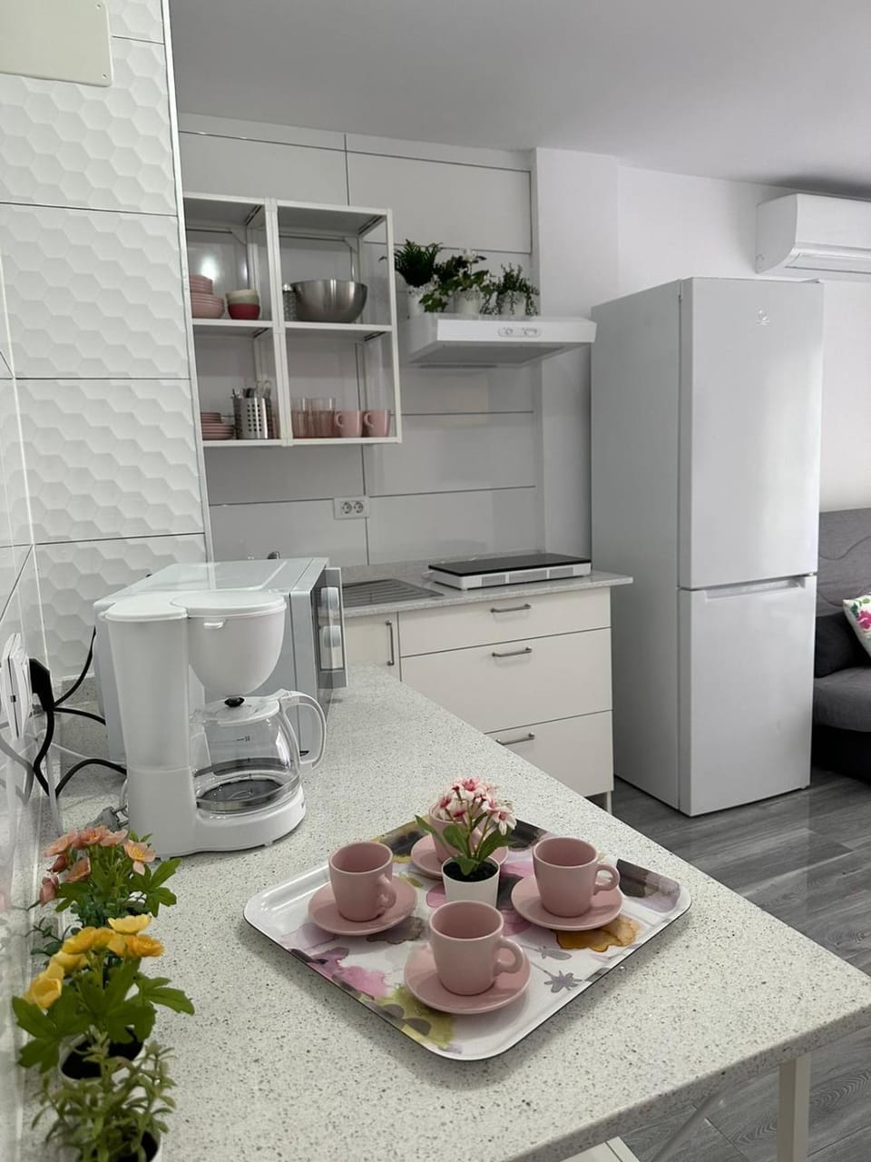 Kitchen or kitchenette, Dining area