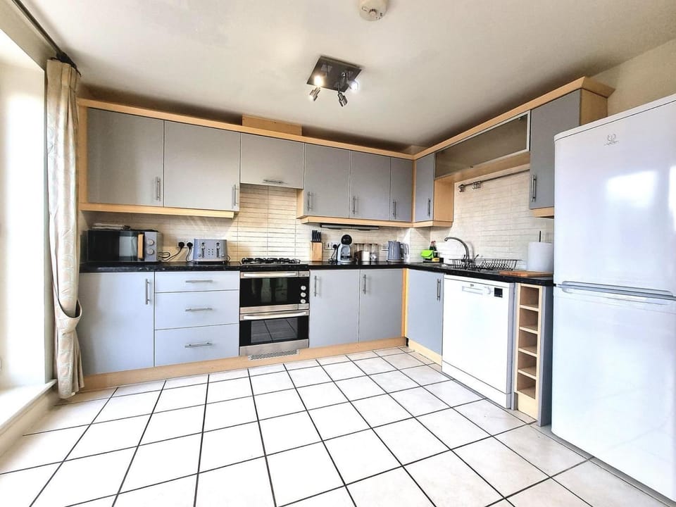 Coffee/tea facilities, Kitchen or kitchenette, dishwasher, oven, stove, toaster