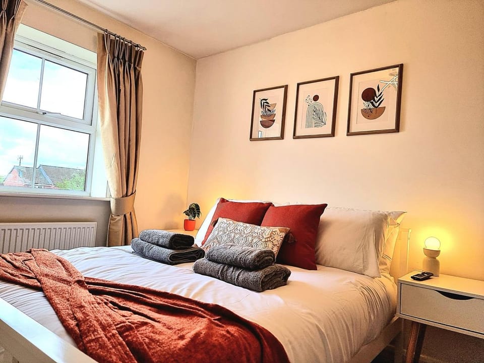 Bed, Photo of the whole room, Bedroom, internet, towels