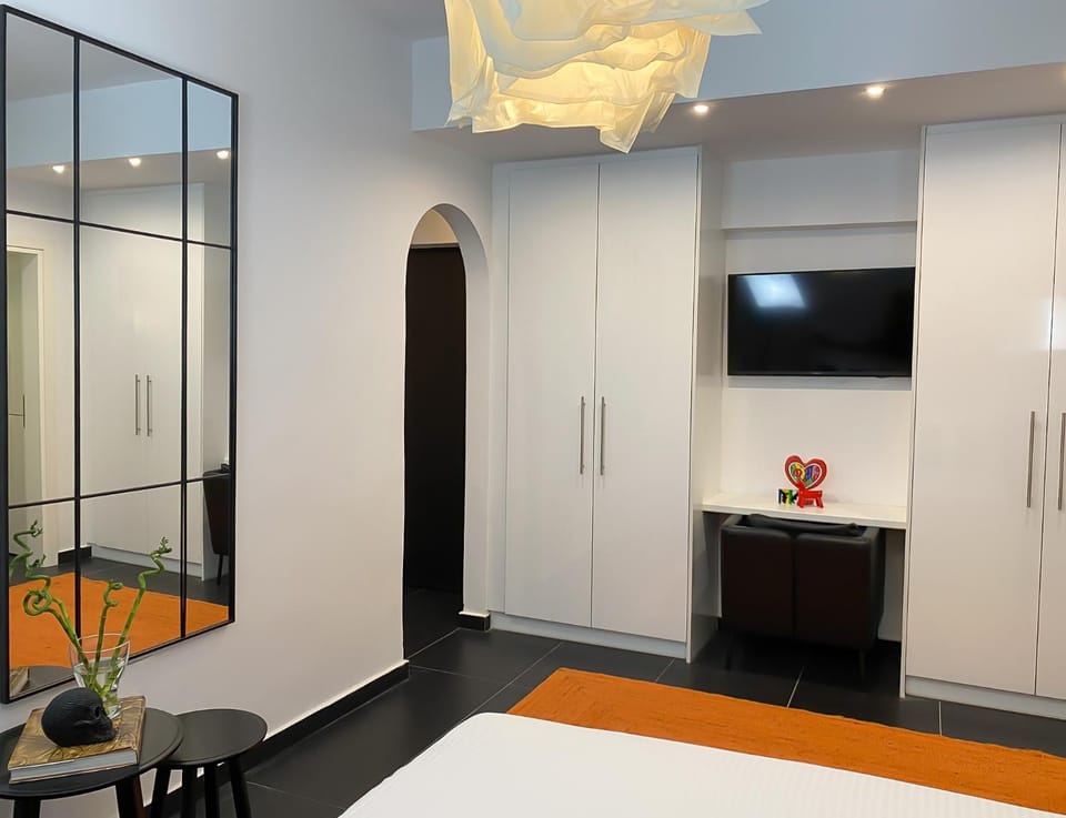 Bed, TV and multimedia, wardrobe