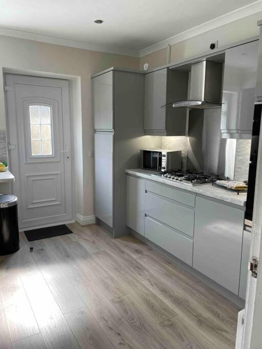 Kitchen or kitchenette, minibar, stove