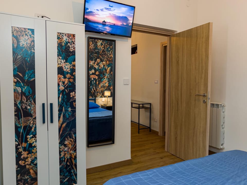Bed, TV and multimedia, Photo of the whole room, Bedroom, wardrobe