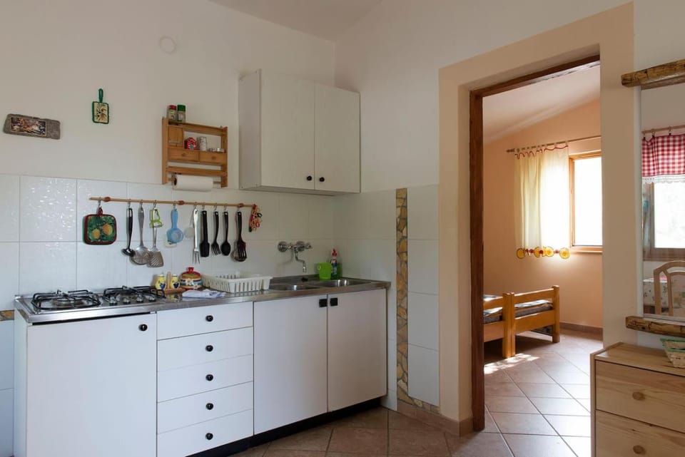 Kitchen or kitchenette, Dining area, stove