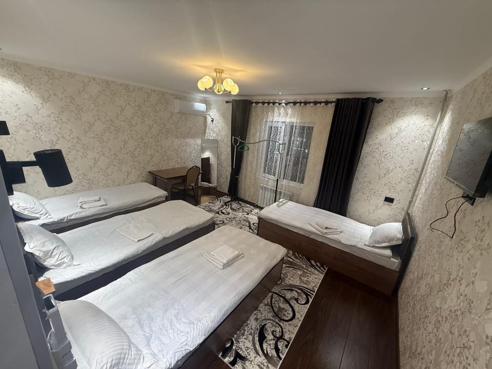 Bed, TV and multimedia, Photo of the whole room, Bedroom, towels