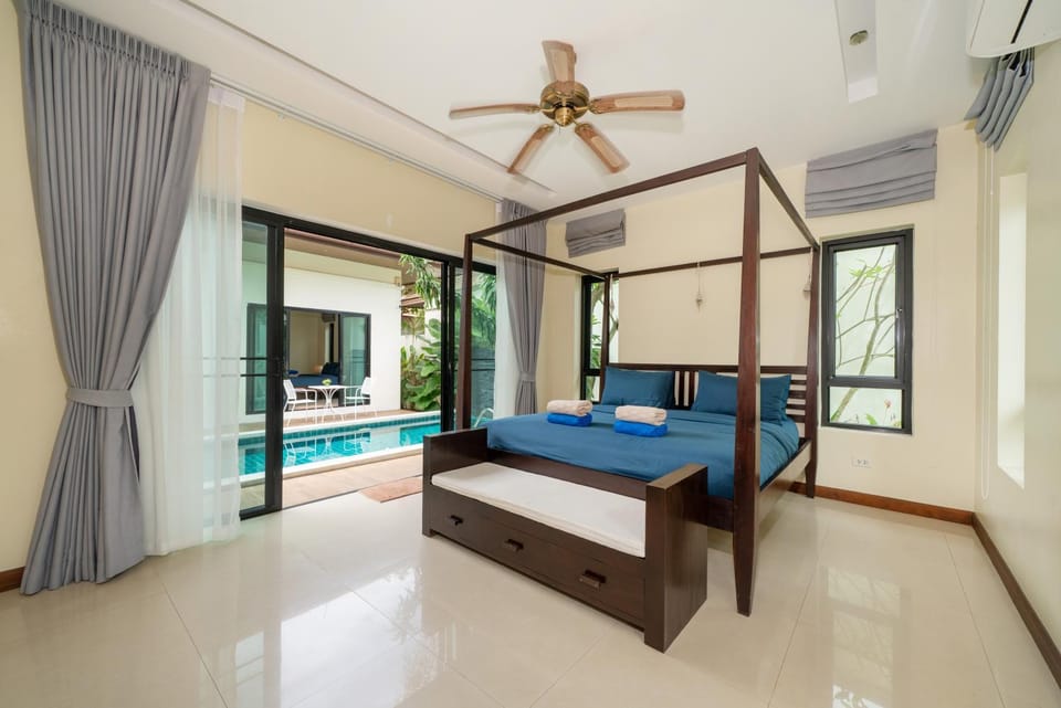 Bed, TV and multimedia, Photo of the whole room, Bedroom, Pool view, Swimming pool, fireplace, sunbed