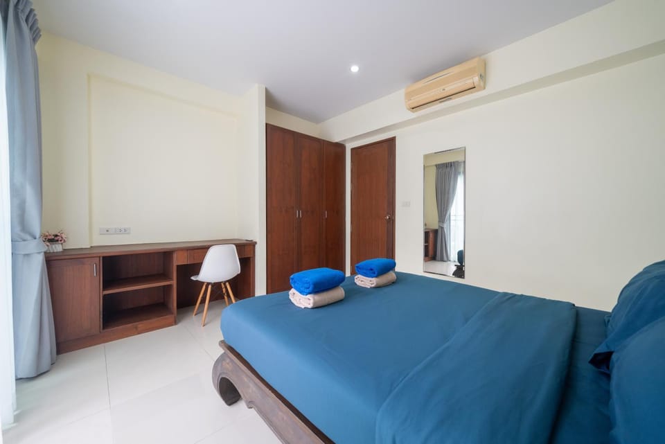 Bed, TV and multimedia, Living room, Photo of the whole room, Seating area, Bedroom, wardrobe