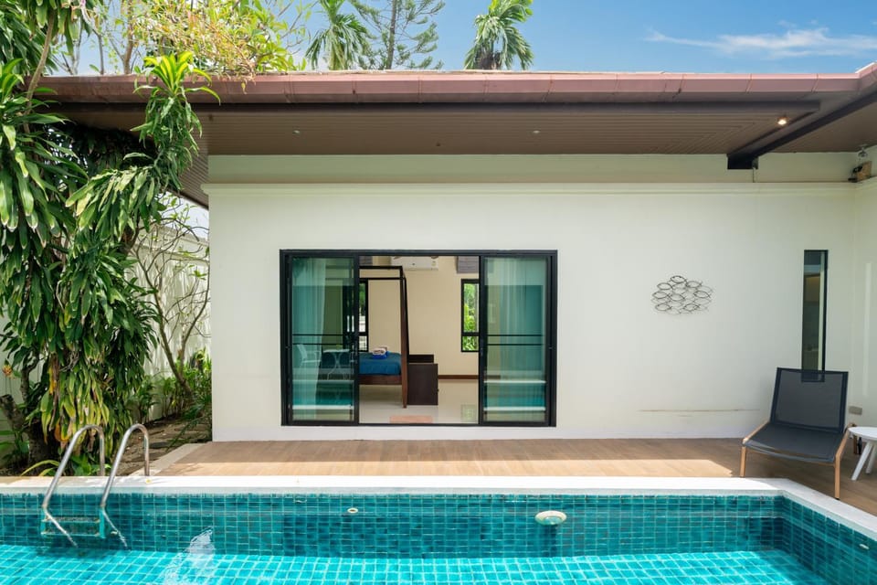 Property building, Patio, Day, Pool view, Swimming pool, sunbed
