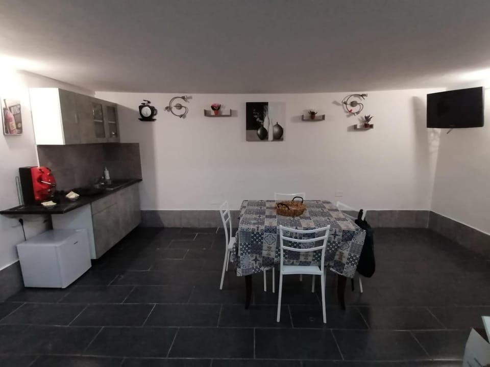 Kitchen or kitchenette, Seating area