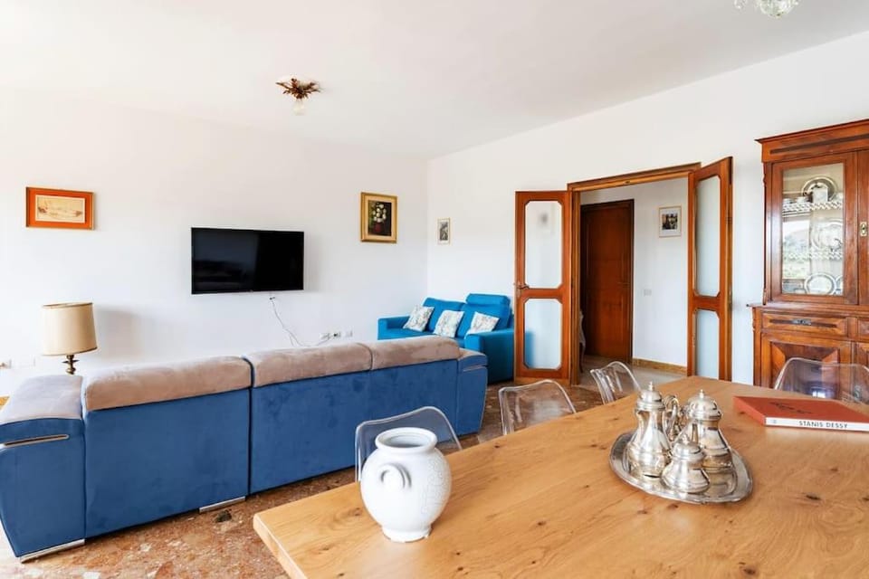 Communal lounge/ TV room, TV and multimedia, Living room, Seating area