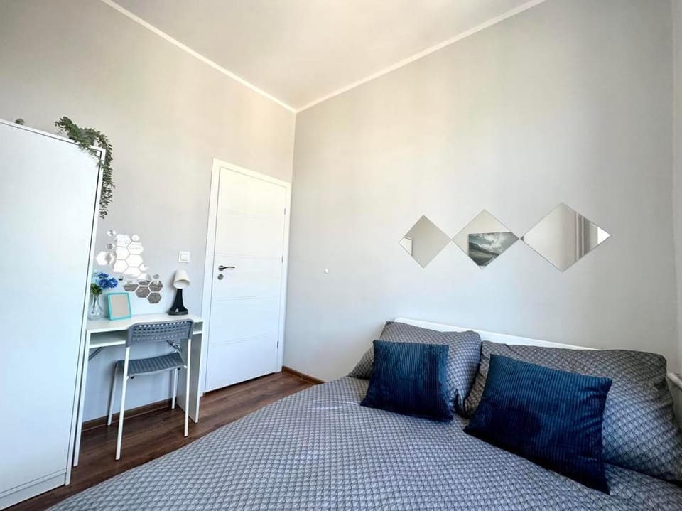 Bed, Photo of the whole room, wardrobe