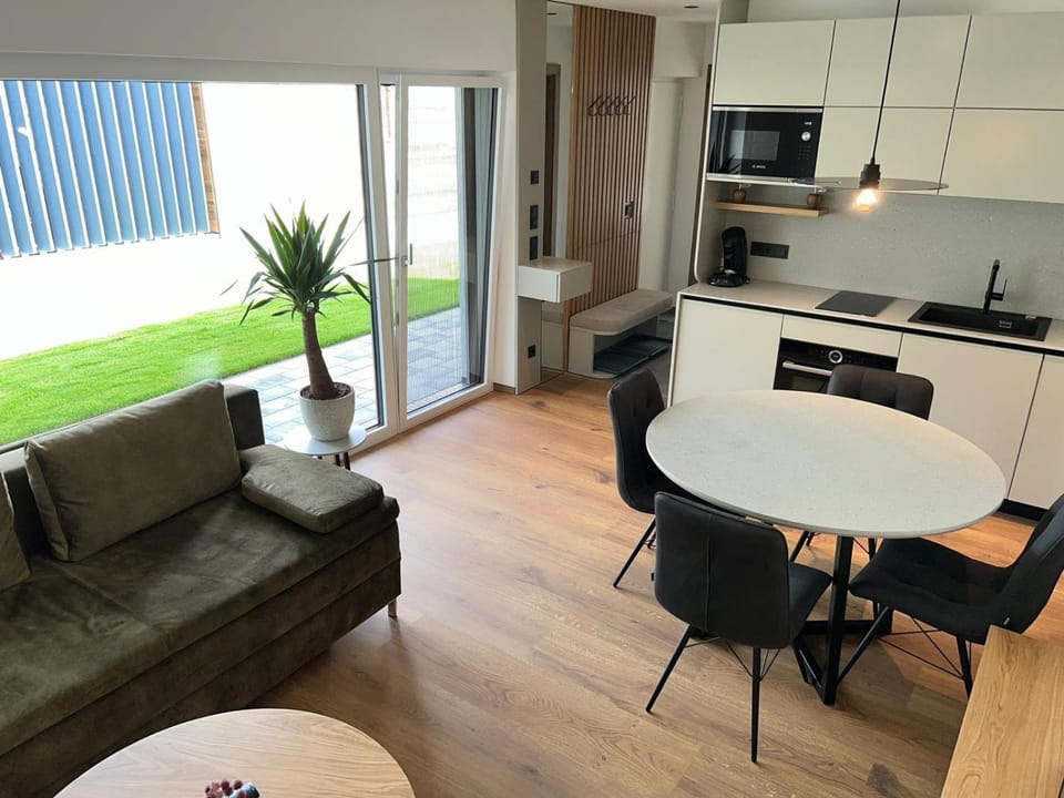 Kitchen or kitchenette, Living room, Seating area, Dining area, minibar, pet friendly, stove