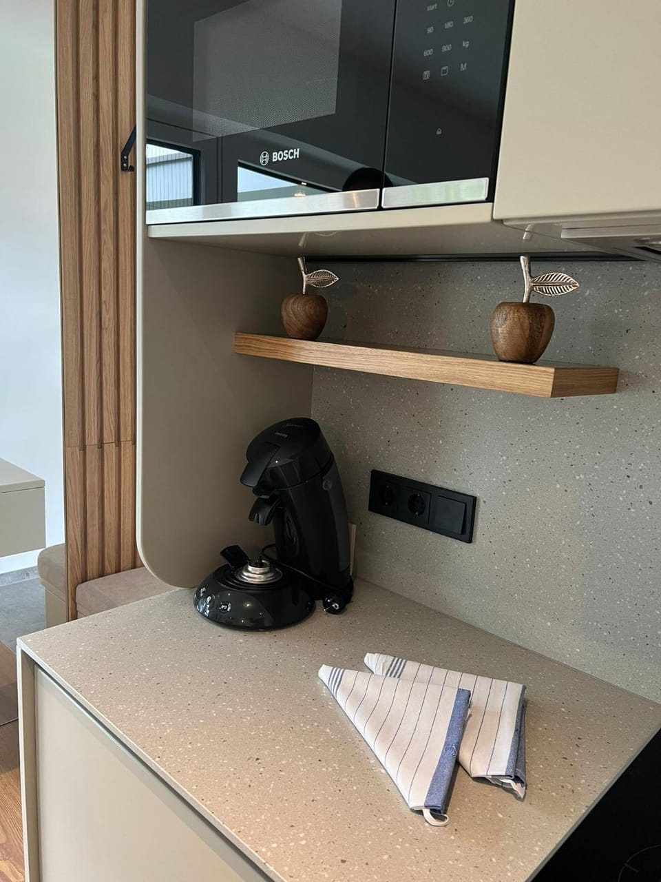 Kitchen or kitchenette, minibar