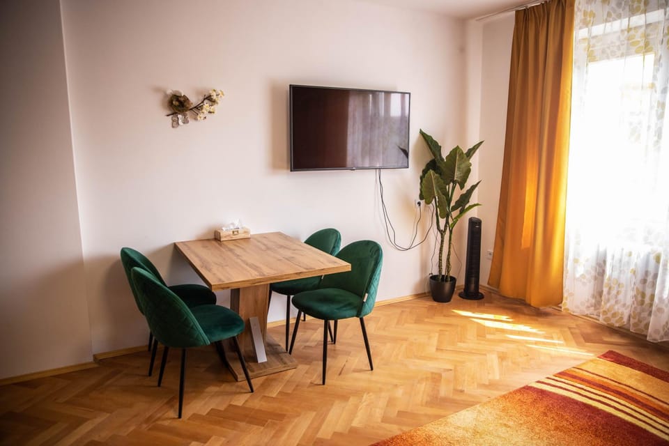 TV and multimedia, Living room, Seating area, Dining area, Evening entertainment