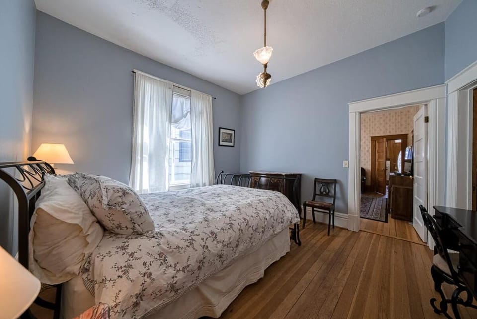 Bed, Seating area, Bedroom