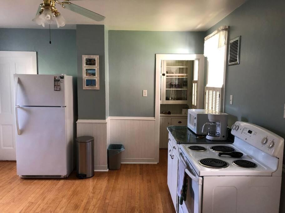 Coffee/tea facilities, Kitchen or kitchenette, minibar, pet friendly, stove