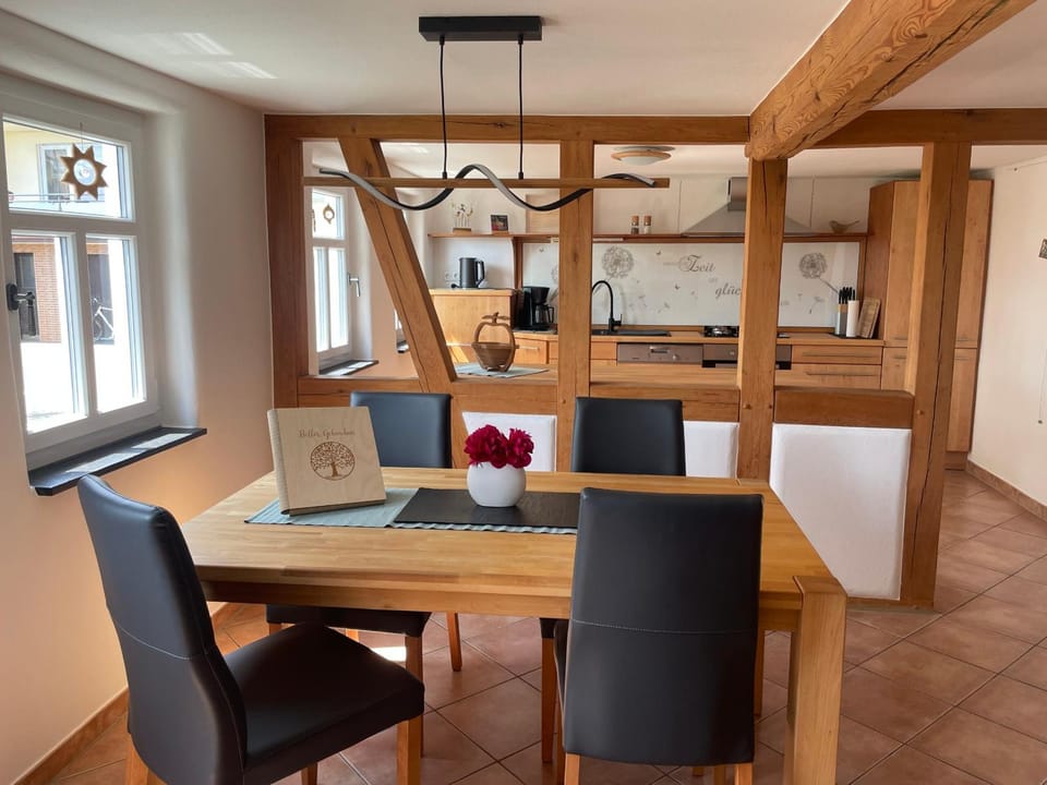 Seating area, Dining area