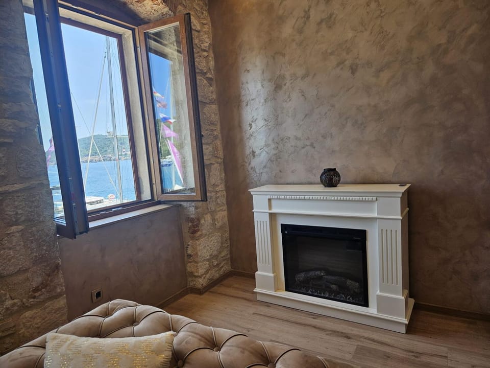 Luxury Seafront Suite Fabri Apartment in Vis