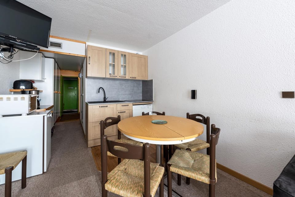 Property building, Kitchen or kitchenette, Living room