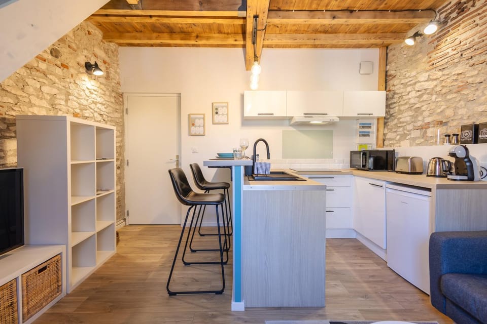 Coffee/tea facilities, Kitchen or kitchenette, Living room, Dining area, minibar, oven, stove, toaster