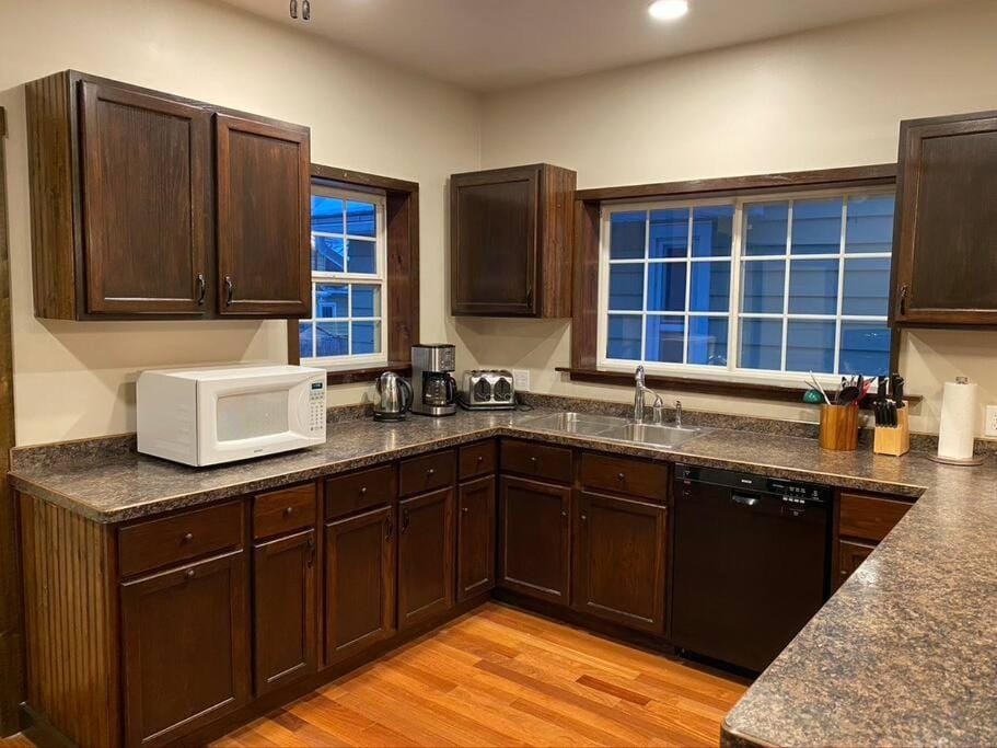 Coffee/tea facilities, Kitchen or kitchenette, dishwasher, minibar, toaster