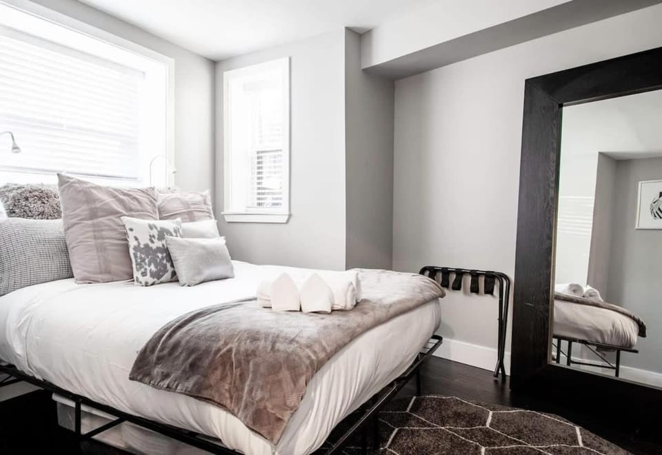 Centrally-Located Well-Decorated Solar-Powered Apartment in District of Columbia