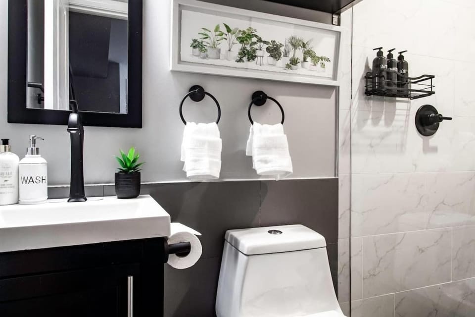Centrally-Located Well-Decorated Solar-Powered Apartment in District of Columbia