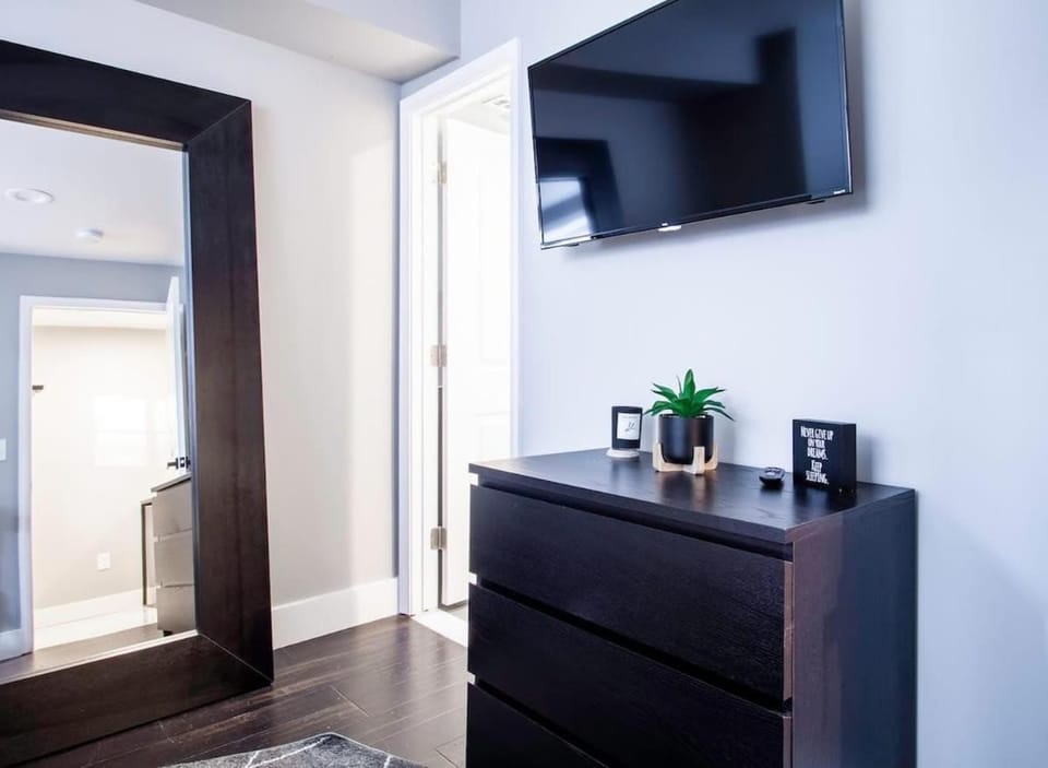 Centrally-Located Well-Decorated Solar-Powered Apartment in District of Columbia