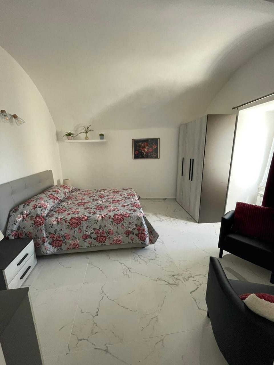 Bed, TV and multimedia, Bedroom