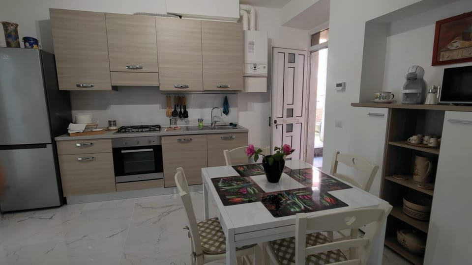 Kitchen or kitchenette, Dining area, dishwasher, minibar, oven, pet friendly, stove