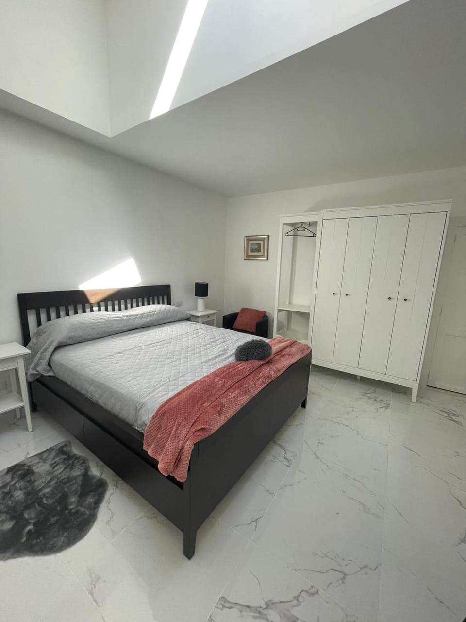 Photo of the whole room, Bedroom, wardrobe, air conditioner