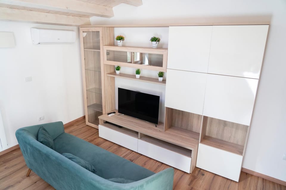 Communal lounge/ TV room, TV and multimedia, Living room, Seating area, Evening entertainment
