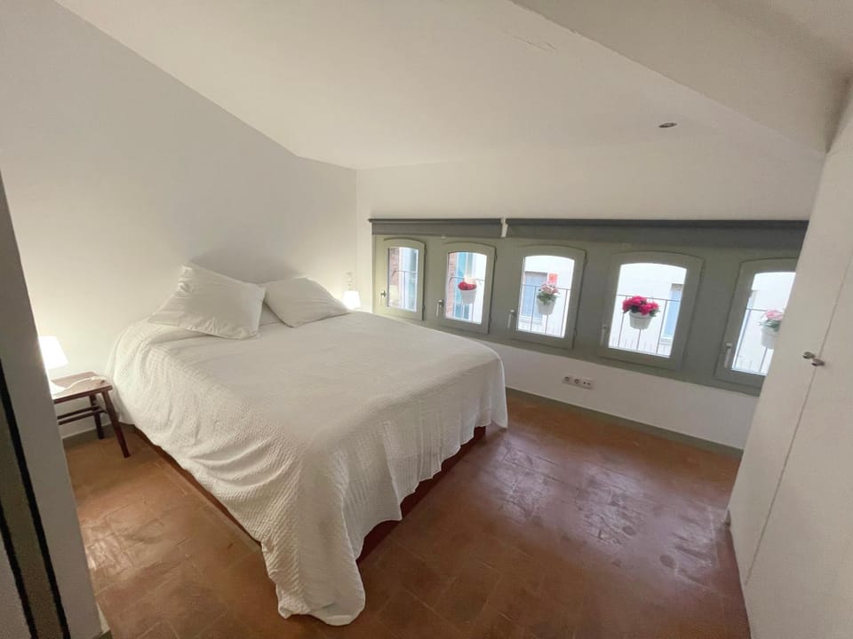 Bed, Photo of the whole room, Bedroom