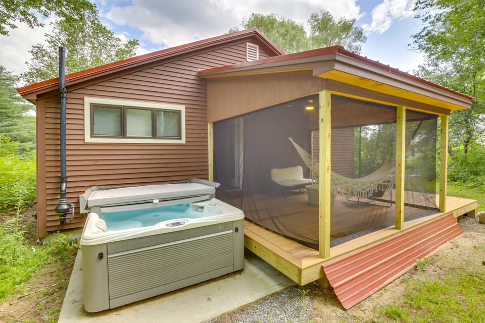 Gorgeous Sunday River Cabin w/ Saltwater Hot Tub! Cabin in Hanover