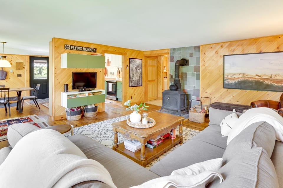 Gorgeous Sunday River Cabin w/ Saltwater Hot Tub! Cabin in Hanover