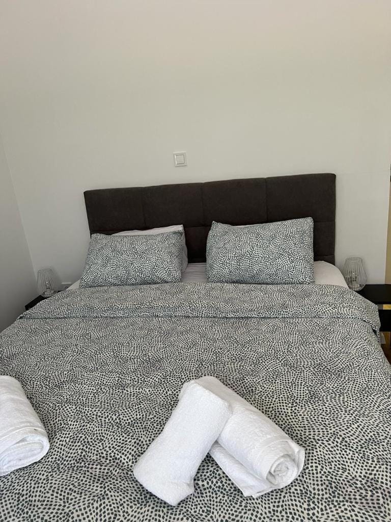 Bed, Bedroom, towels