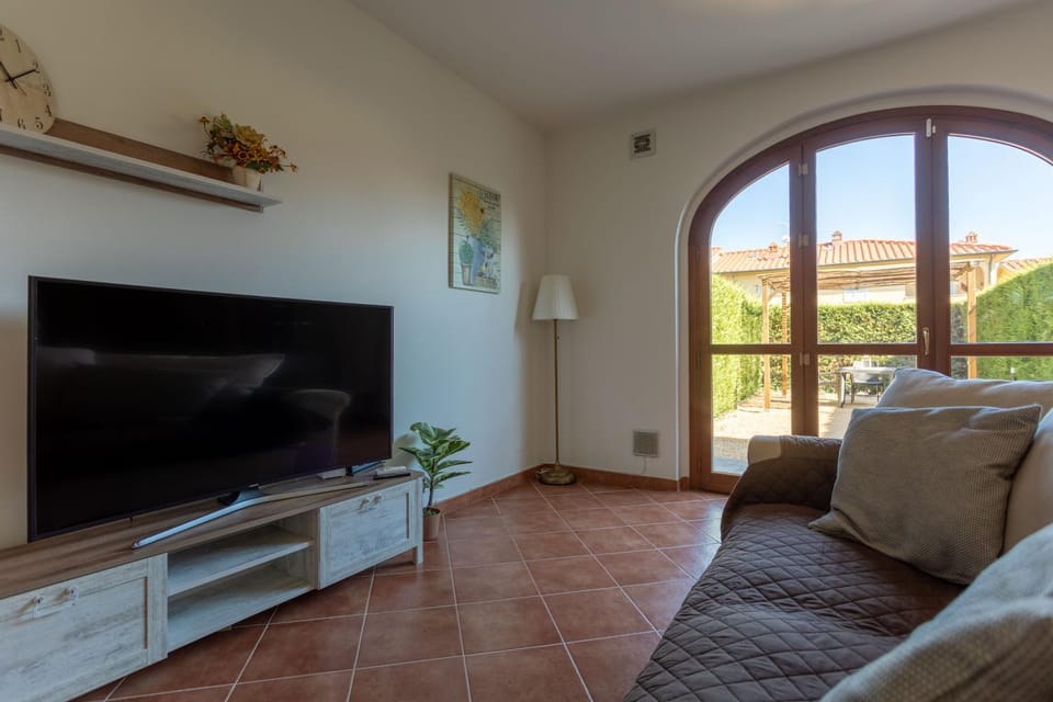 Communal lounge/ TV room, TV and multimedia, Living room, Seating area, Evening entertainment