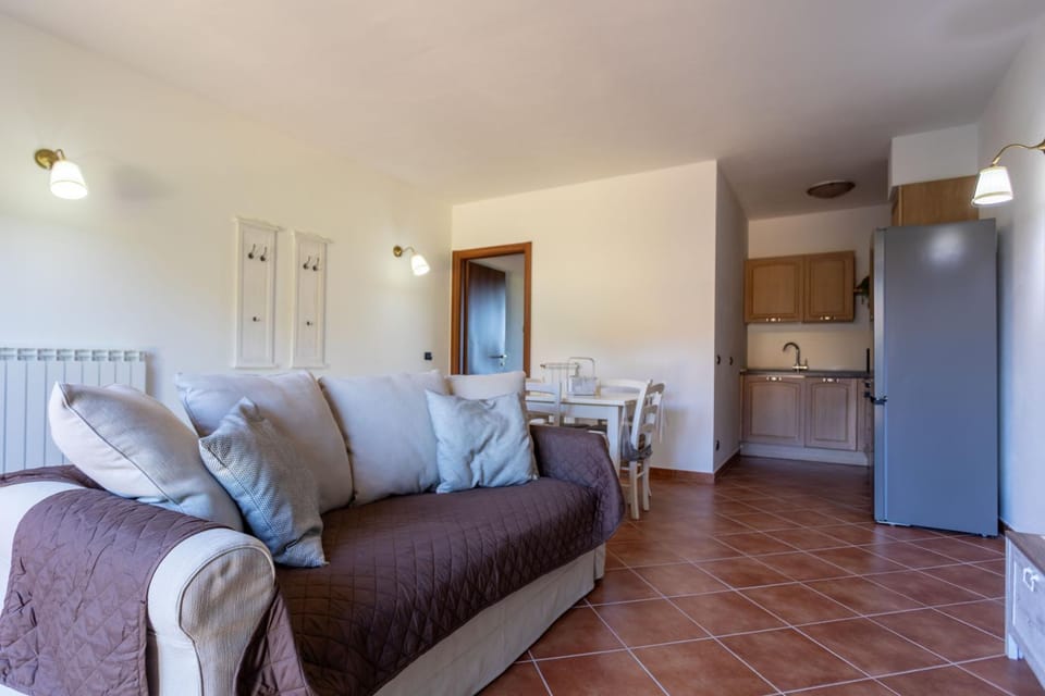 Kitchen or kitchenette, Living room, Seating area, Dining area, minibar, oven, stove