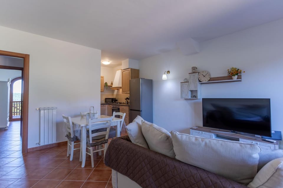 TV and multimedia, Kitchen or kitchenette, Living room, Seating area, Dining area, stove
