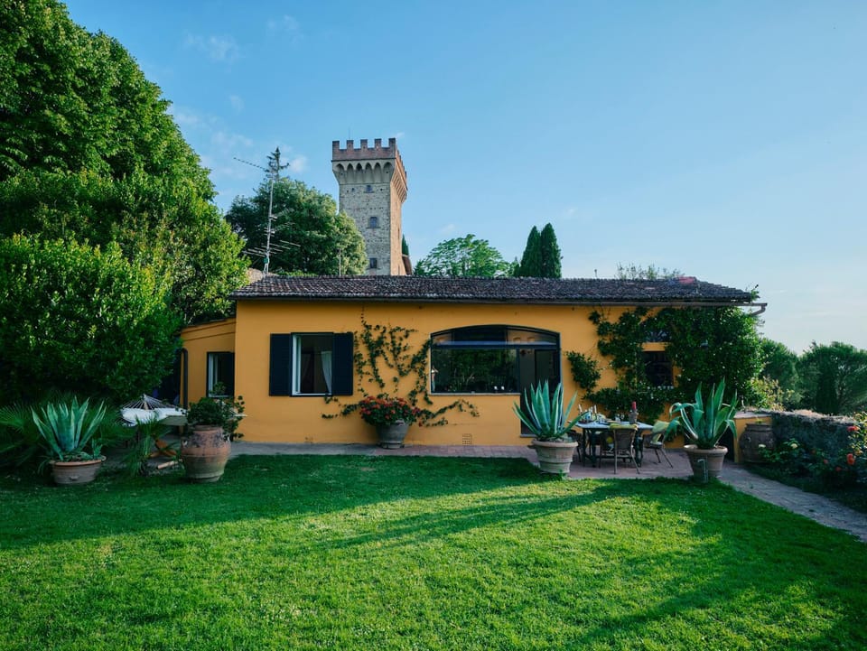 Property building, Patio, Spring, Day, Natural landscape, Garden, Garden view, Breakfast, Seasons