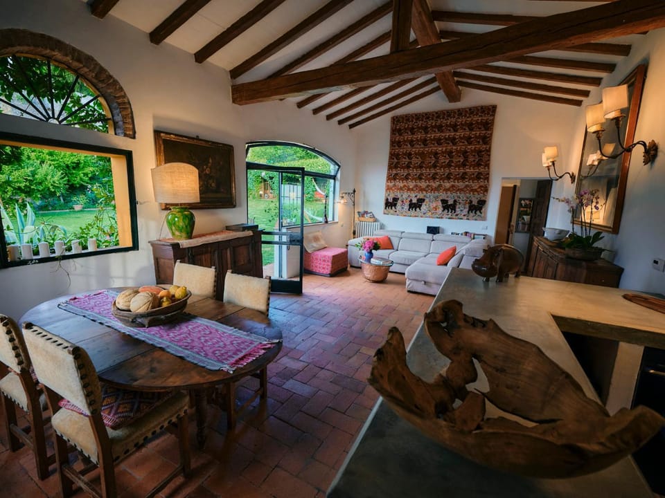 Living room, Decorative detail, Seating area, Dining area, Garden view